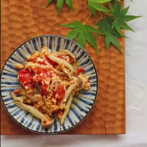 トマトときのこの卵炒め