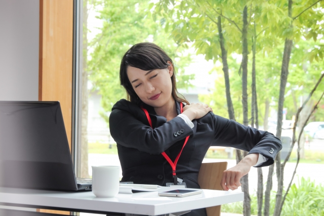 睡眠不足は肩こりの原因？｜疲れに効くコラム｜大正製薬